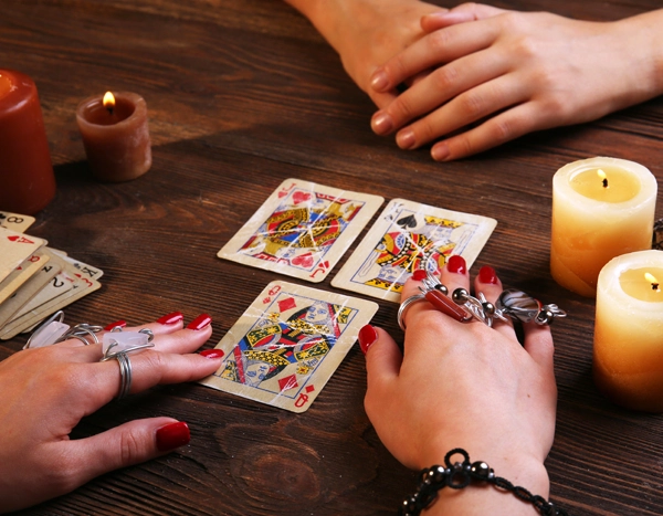 La sagesse imagée du tirage cartomancien